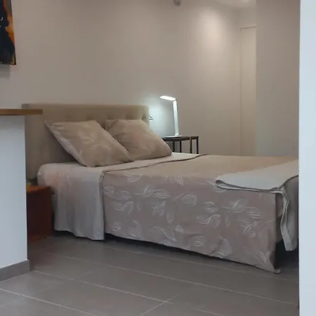 La Casa: Tranquil With Private Parking And Garden Urrugne